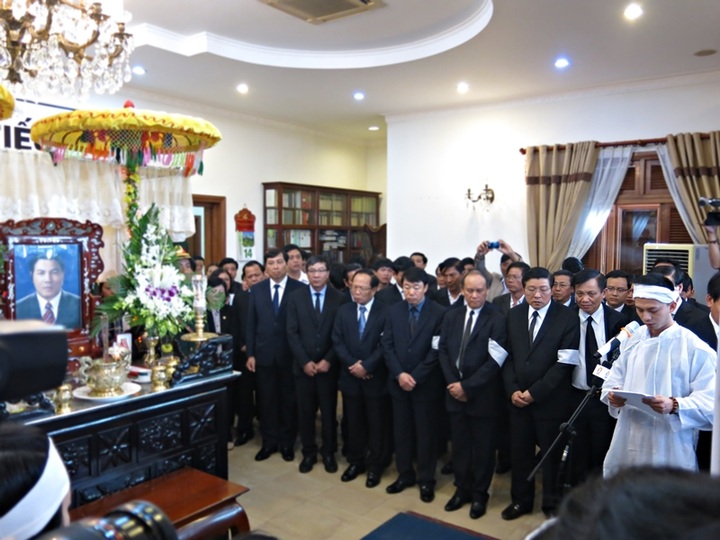 Moving memorial service for Nguyen Ba Thanh - 1