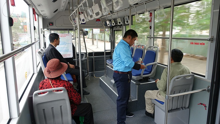 Cheap bus service to Noi Bai Airport launched - 9