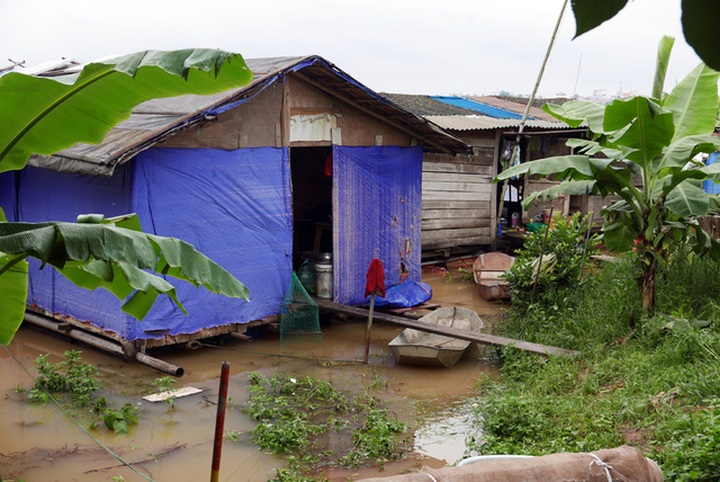 Hanoi river slum in flooding season - 6