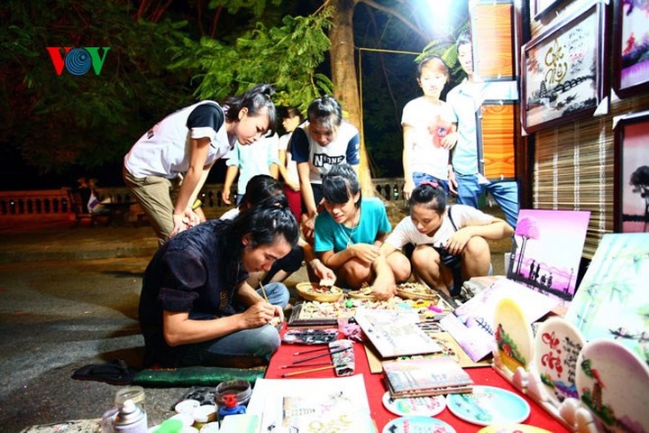 Hue pedestrian street appeals to tourists - 9