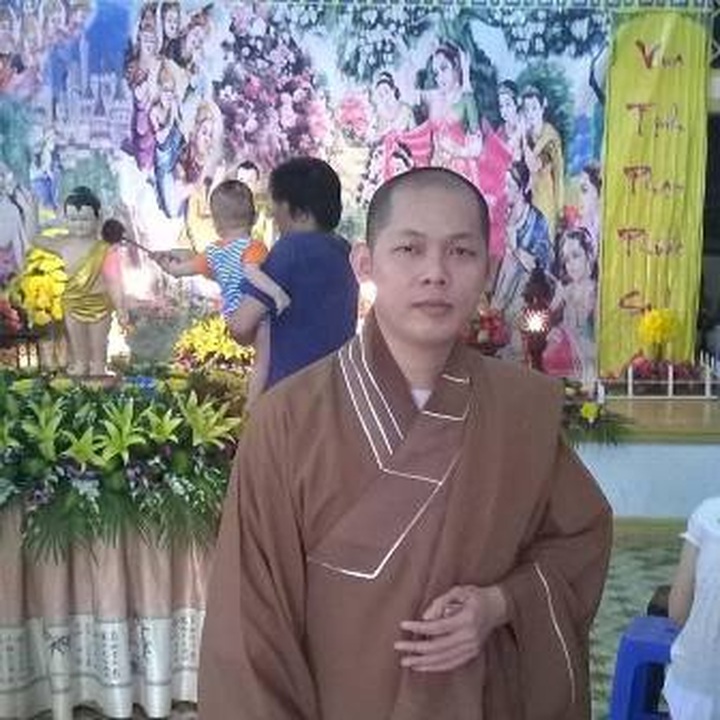 Monk in Can Tho suspended for inappropriate Facebook photos - 7 Monk in Can Tho suspended for inappropriate Facebook photos - 7