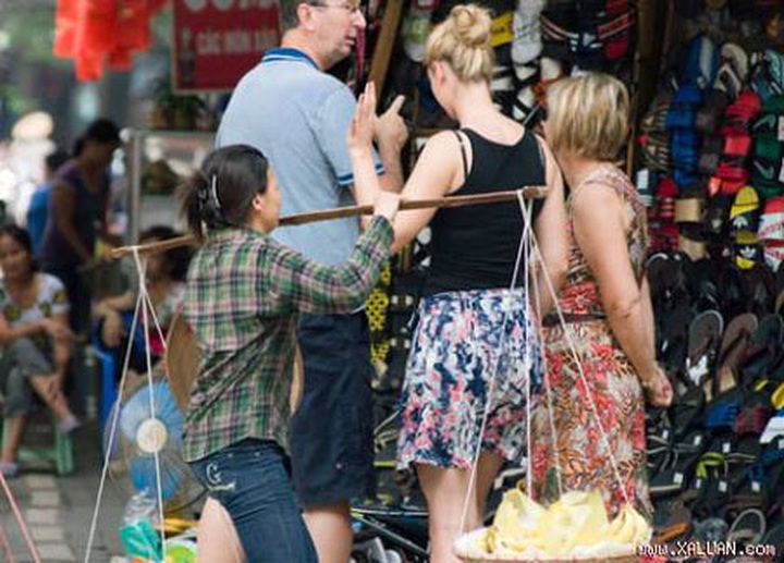 Hanoi moves to tackle increasing tourist scams - 1