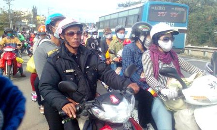Lack of cars forces people to travel to HCMC by motorbikes after Tet - 5