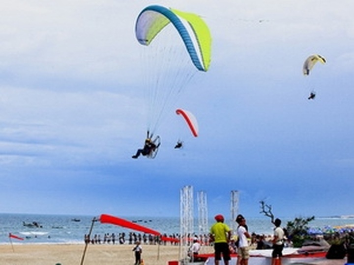Vietnam to host first ever paragliding tournament - 1