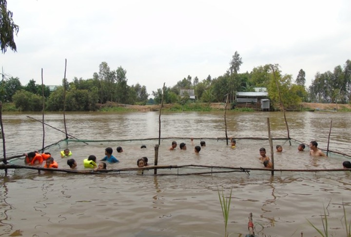 Woman offers free swimming lessons for children - 2