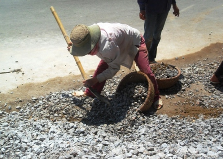 Labourers work to earn a crust on May Day - 9