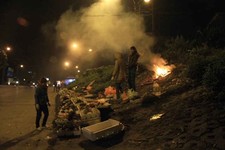 Fires break out in Hanoi streets, to warm night workers as winter cold bites - 1 Fires break out in Hanoi streets, to warm night workers as winter cold bites - 1