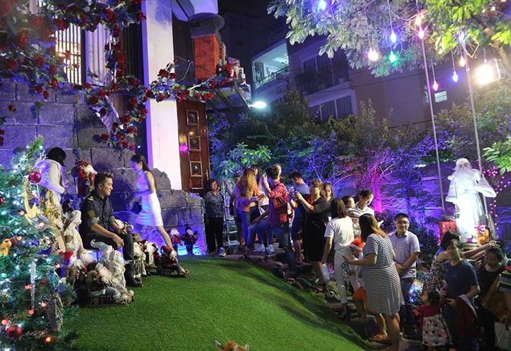 Singer's Christmas house turns big attraction - 7