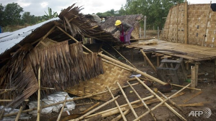 Myanmar police force hundreds from factory area slums - 1