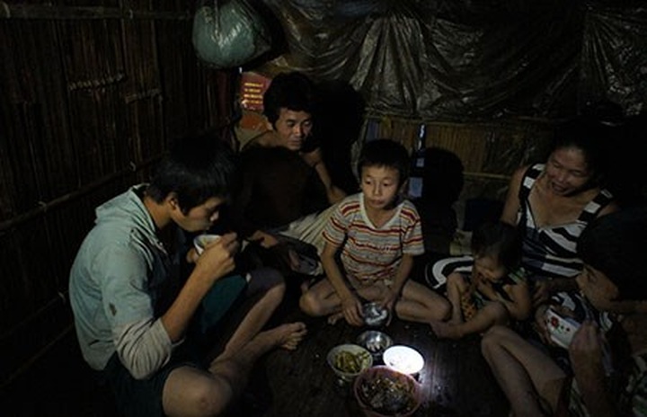 Poor family lives secluded life in the deep forest - 2 Poor family lives secluded life in the deep forest - 2
