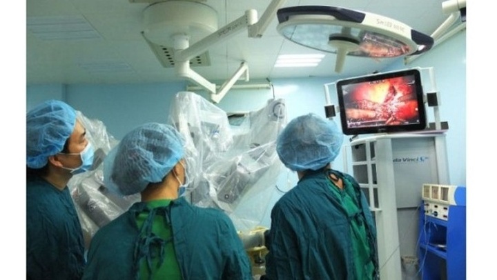 Robotic surgery carried out on liver cancer for the first time in Vietnam - 1