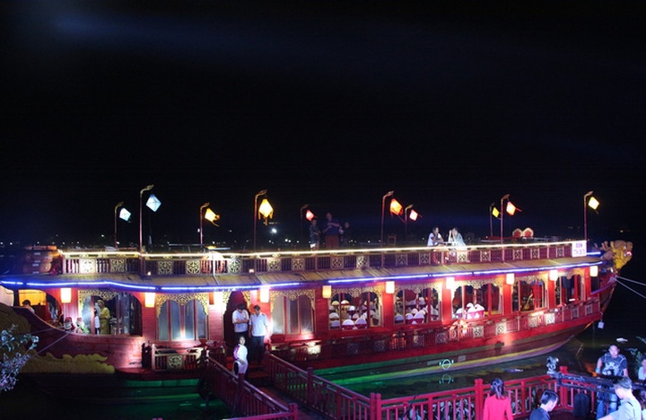 'Dragon Boat' offers Huong River boat service - 1