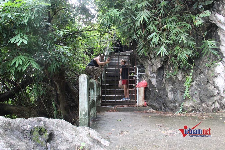 Tourists risk Ha Long mountain climb despite ban - 3
