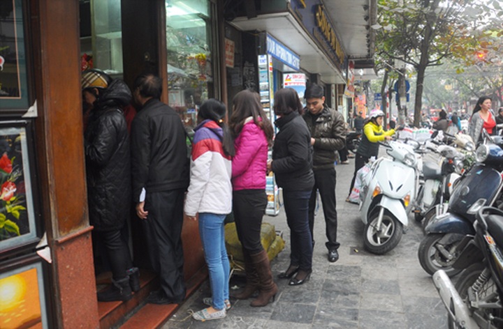 Queues form for Chung cakes in Hanoi's Old Quarter - 1