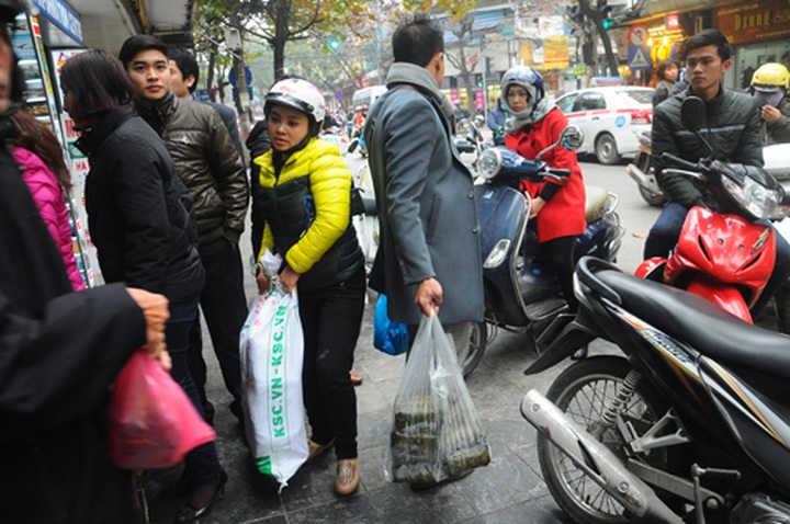 Queues form for Chung cakes in Hanoi's Old Quarter - 7
