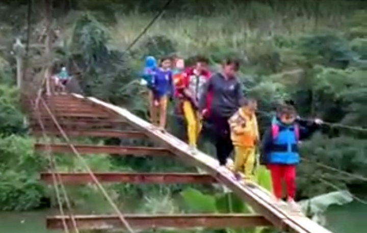 Dangerous bridges remain a problem in Vietnam - 1 Dangerous bridges remain a problem in Vietnam - 1