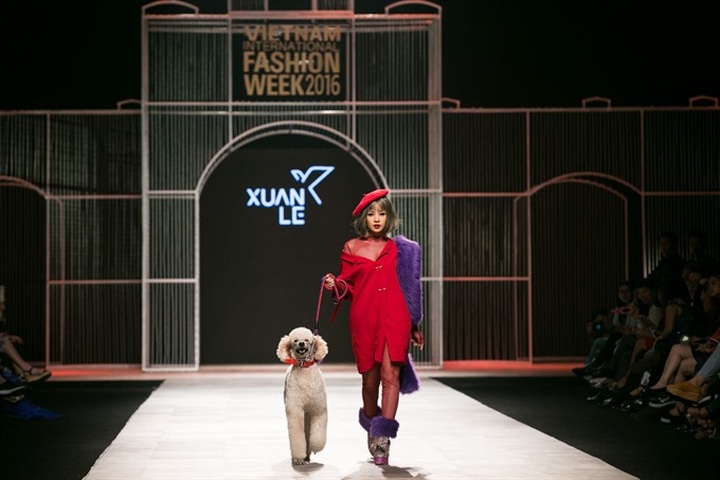 VIFW show dominates fashion season in Hanoi - 11