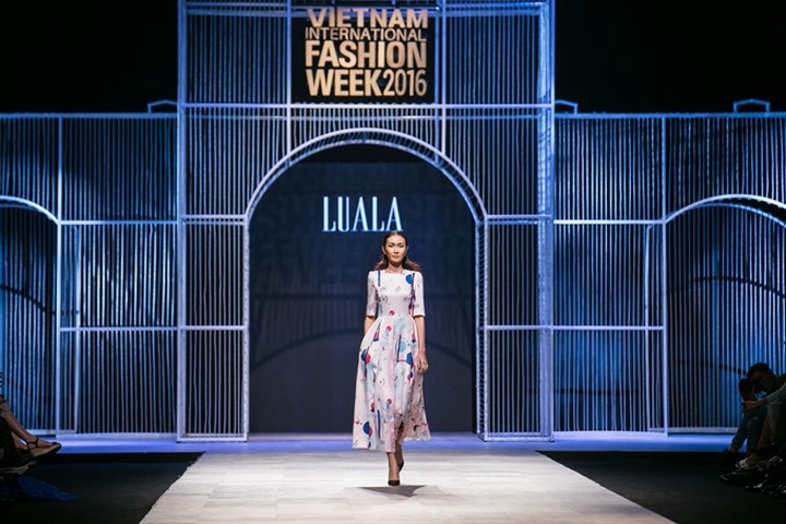 VIFW show dominates fashion season in Hanoi - 12