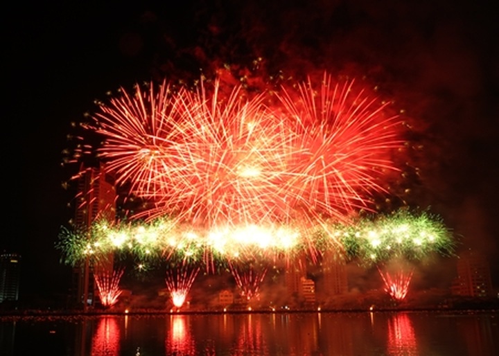Da Nang International Fireworks Competition opens - 1