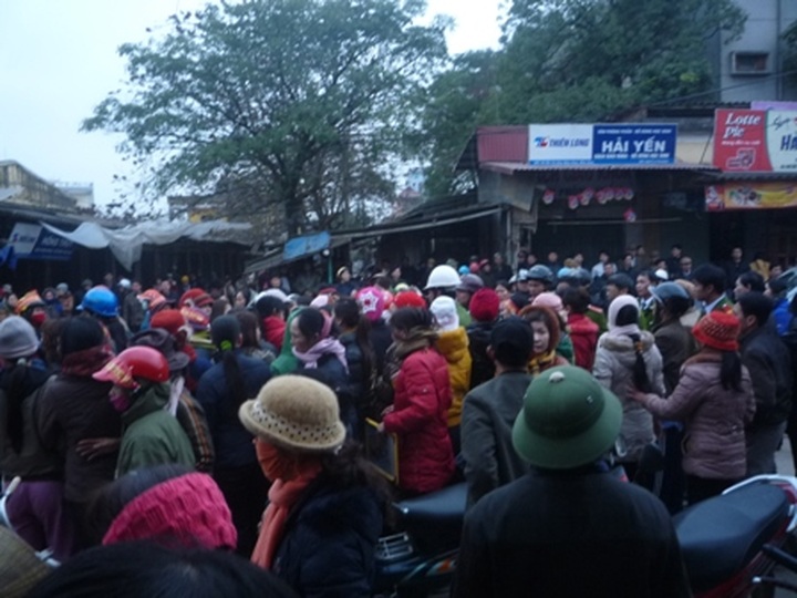 Thanh Hoa traders occupy market in protest against privatisation - 1