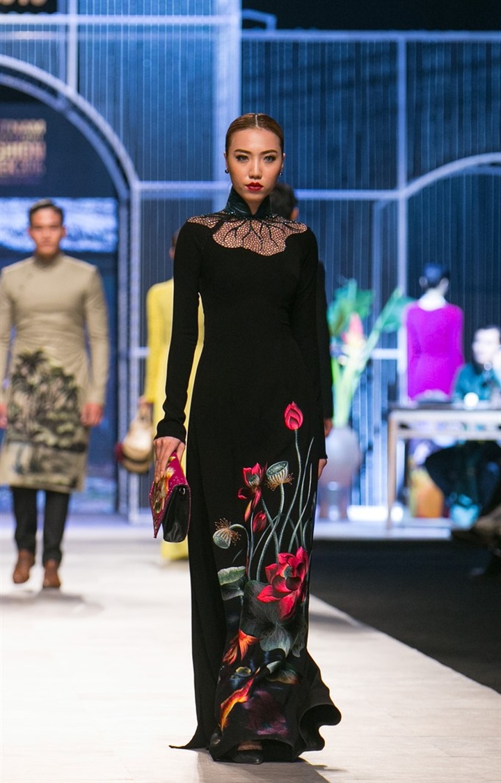 VIFW show dominates fashion season in Hanoi - 1