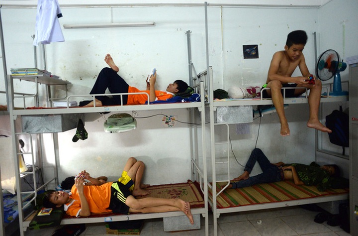 Stubborn teens sent to 'addiction' rehabilitation centre - 2 Stubborn teens sent to 'addiction' rehabilitation centre - 2