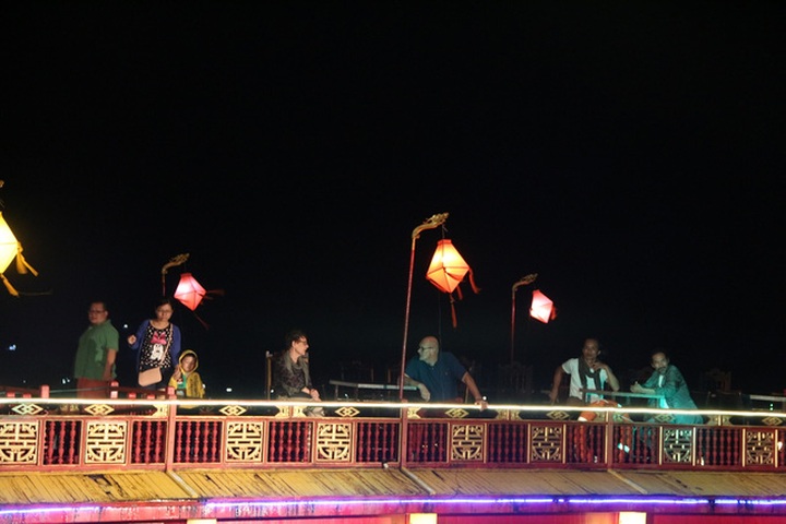 'Dragon Boat' offers Huong River boat service - 3