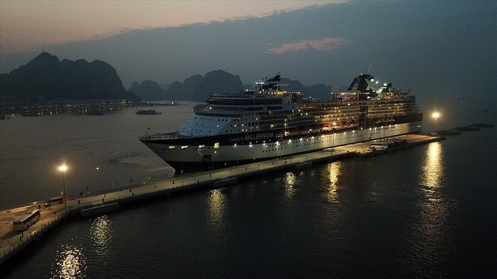Quang Ninh Harbour welcomes first luxury cruise ship - 1