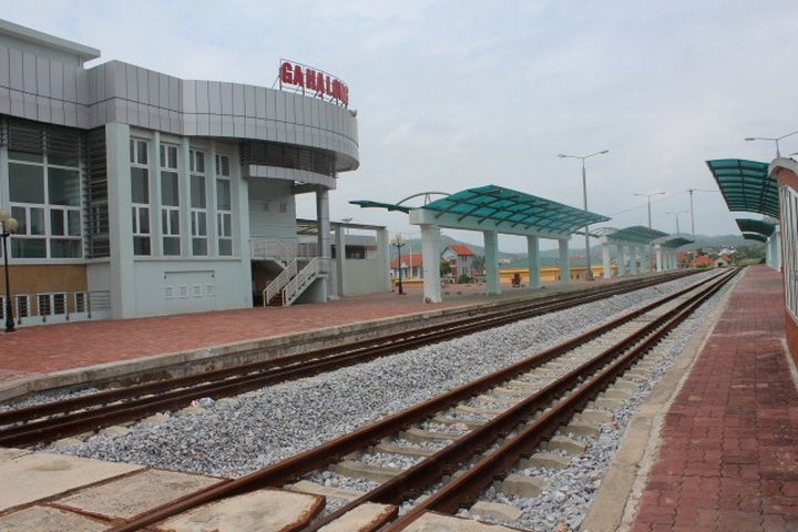Expensive railway station left empty because of uneven development - 1