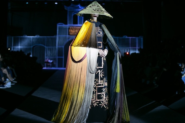 VIFW show dominates fashion season in Hanoi - 2