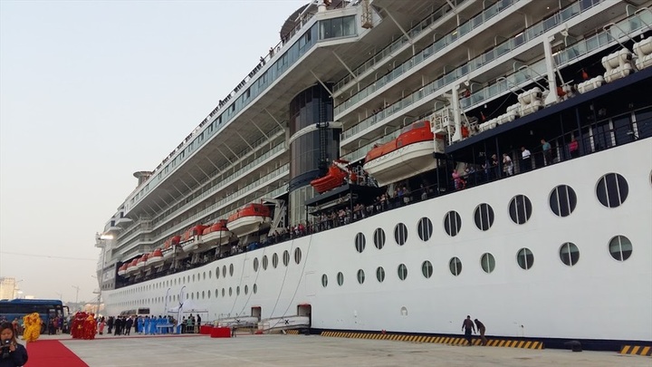 Quang Ninh Harbour welcomes first luxury cruise ship - 2
