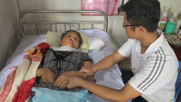 High-school boy cares for paralysed parents - 1