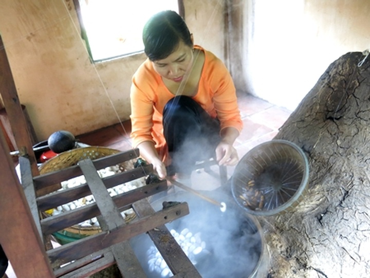 Over 30 artisans participate in Vietnam-ASEAN Silk Festival - 1 Over 30 artisans participate in Vietnam-ASEAN Silk Festival - 1