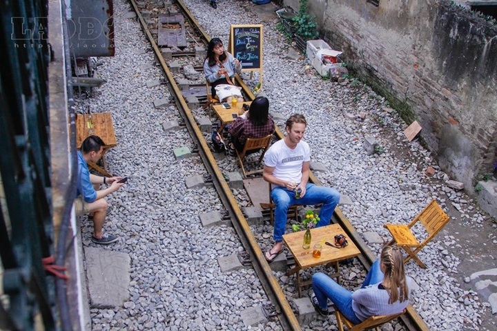 Hanoi police close down railway cafes - 2 Hanoi police close down railway cafes - 2
