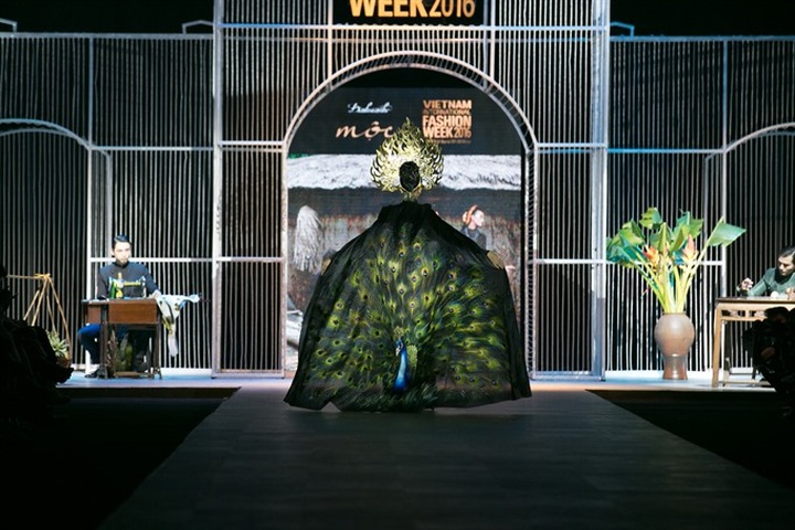 VIFW show dominates fashion season in Hanoi - 3