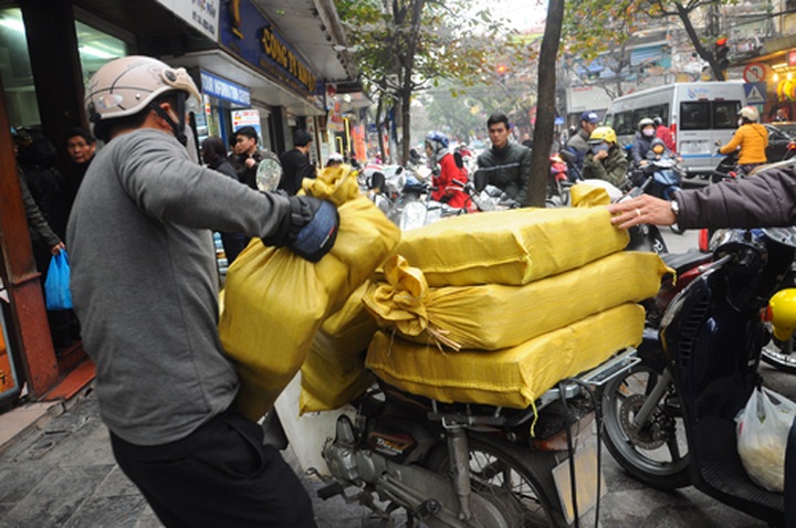 Queues form for Chung cakes in Hanoi's Old Quarter - 3