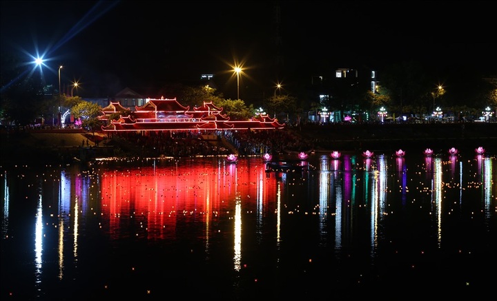 Candlelit vigil for war dead and wounded - 2