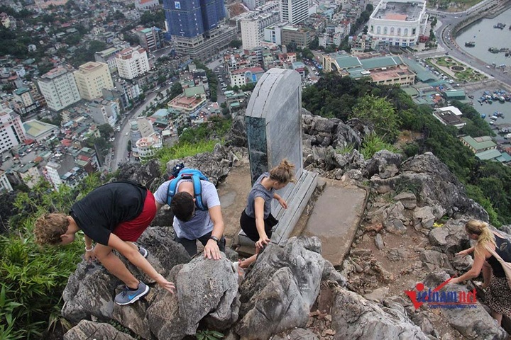 Tourists risk Ha Long mountain climb despite ban - 4