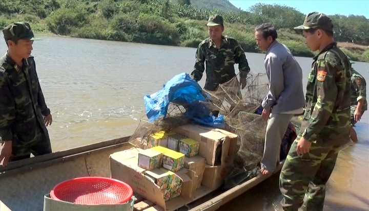 Quang Tri tackles firecracker smuggling as Tet nears - 1