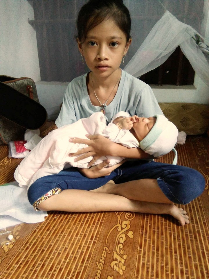 Poor couple in Nghe An seeks help for ailing children - 1