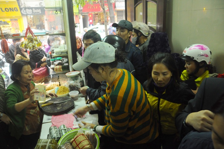 Queues form for Chung cakes in Hanoi's Old Quarter - 4