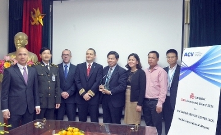 Noi Bai Airport receives awards for best dangerous goods transporter - 1
