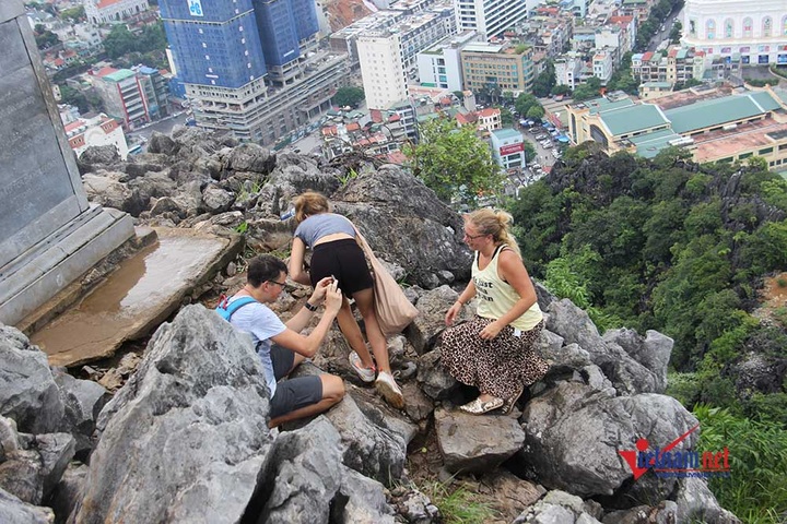 Tourists risk Ha Long mountain climb despite ban - 2