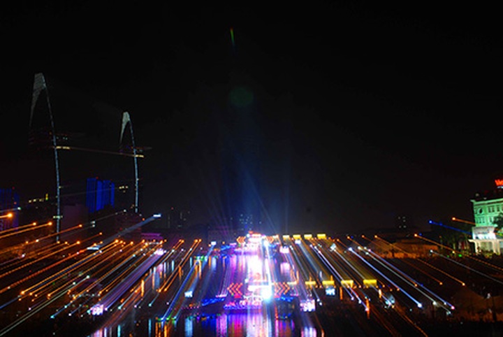 Spectacular fireworks display rings in New Year 2014 in HCM City - 4