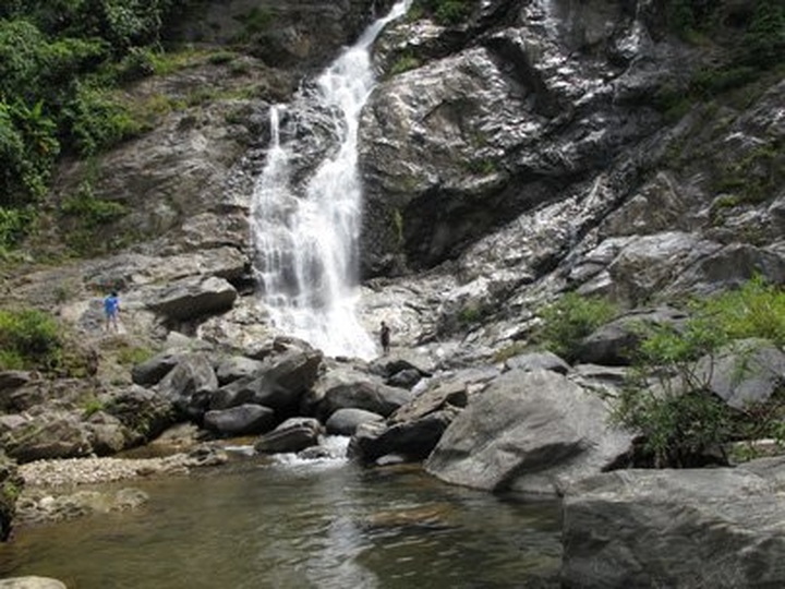 White Waterfall - longhair fairy awaits tourists’ footprints - 1