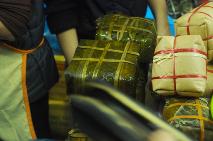 Queues form for Chung cakes in Hanoi's Old Quarter - 5