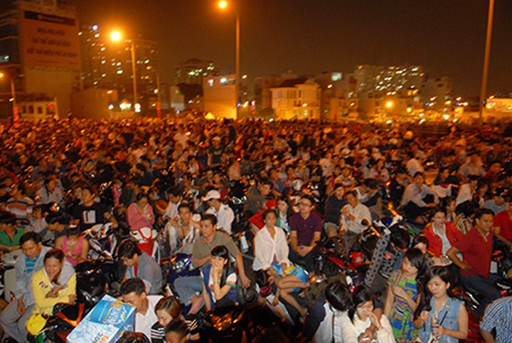 Spectacular fireworks display rings in New Year 2014 in HCM City - 5