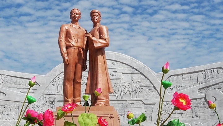 Monument of Uncle Ho and his father in Binh Dinh province - 1 Monument of Uncle Ho and his father in Binh Dinh province - 1