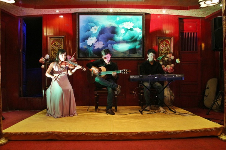 'Dragon Boat' offers Huong River boat service - 2