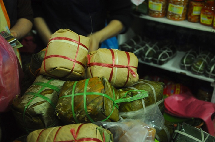 Queues form for Chung cakes in Hanoi's Old Quarter - 6